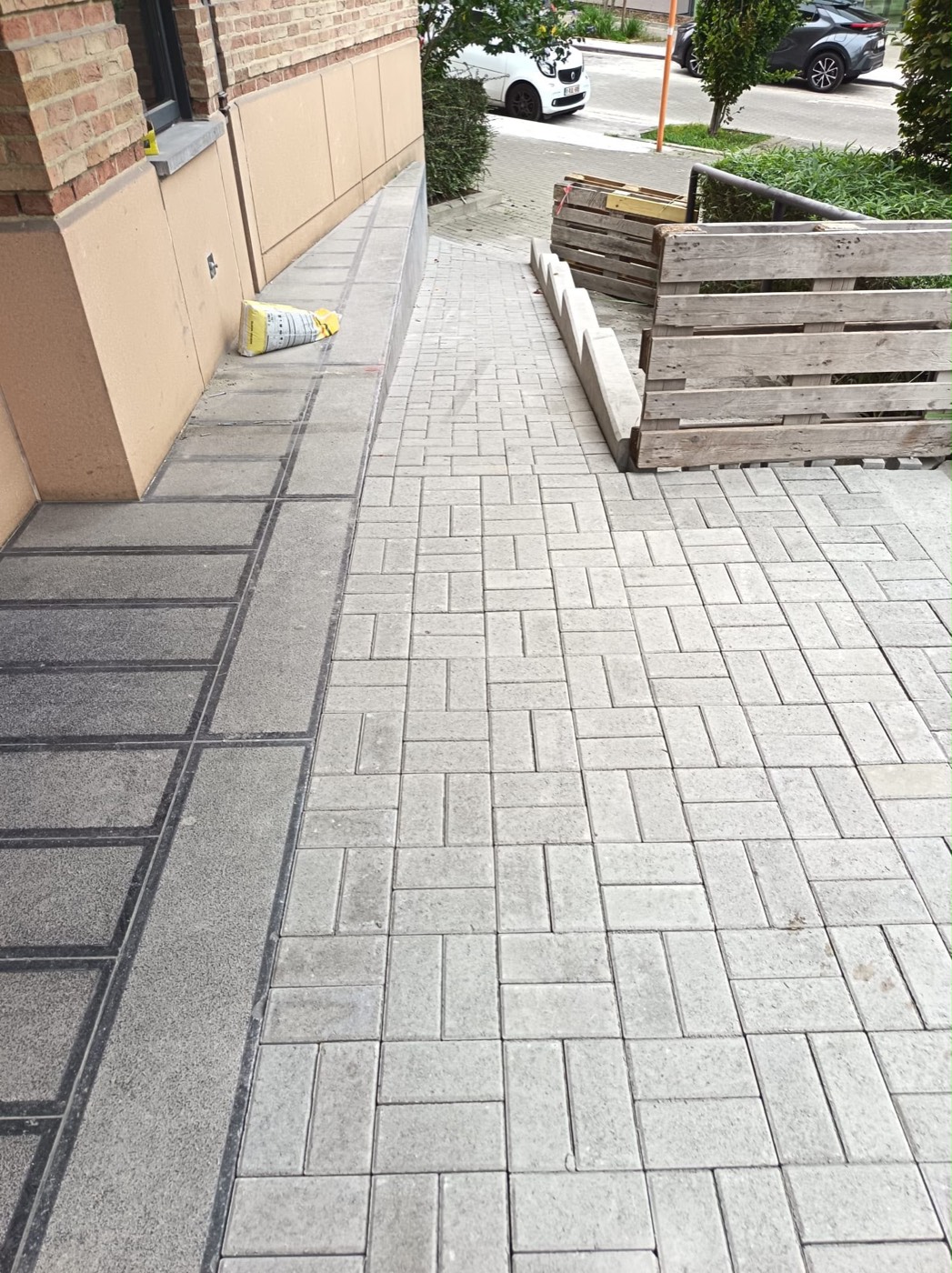 Allée pavée et bordures béton