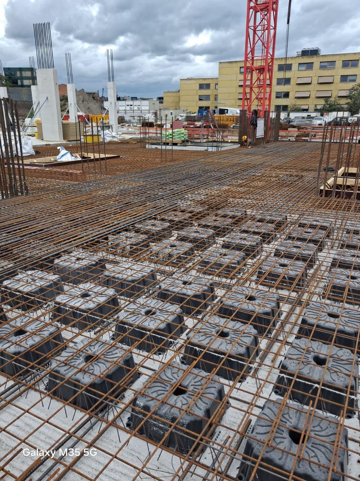Ferraillage d'une dalle sur un chantier de gros œuvre