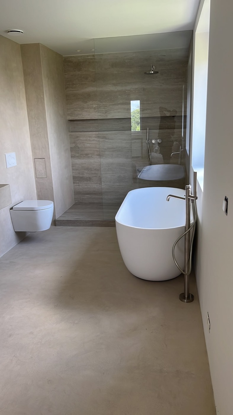 Salle de bains carrelée avec baignoire îlot